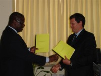 PM Stephenson King exchanging signed documents with AFD's Jean Christophe Pecresse
