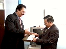 Ambassador Gu Huaming makes presentation to Prime Minister Dr. Kenny Anthony