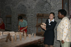 Governor-General views Terracotta Warrior produced in the factory
